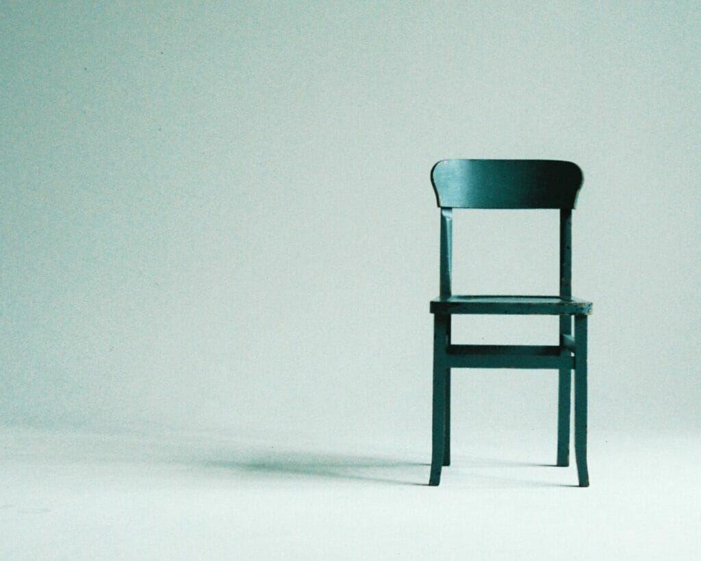ein leerer Stuhl, eine unbesetzte Stelle